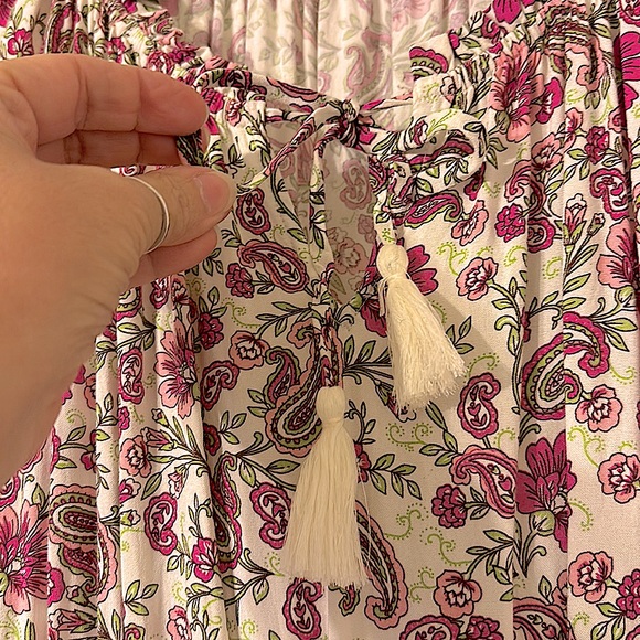 Patrons of peace~ Paisley and floral print with colors of sage and pinks.Size M - Picture 4 of 9